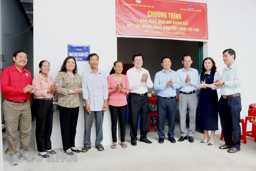 Bàn giao 200 căn nhà 