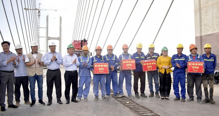 75 ngày đêm đẩy nhanh tiến độ thi công hoàn thành dự án cầu Rạch Miễu 2 75 ngày đêm đẩy nhanh tiến độ thi công hoàn thành dự án cầu Rạch Miễu 2