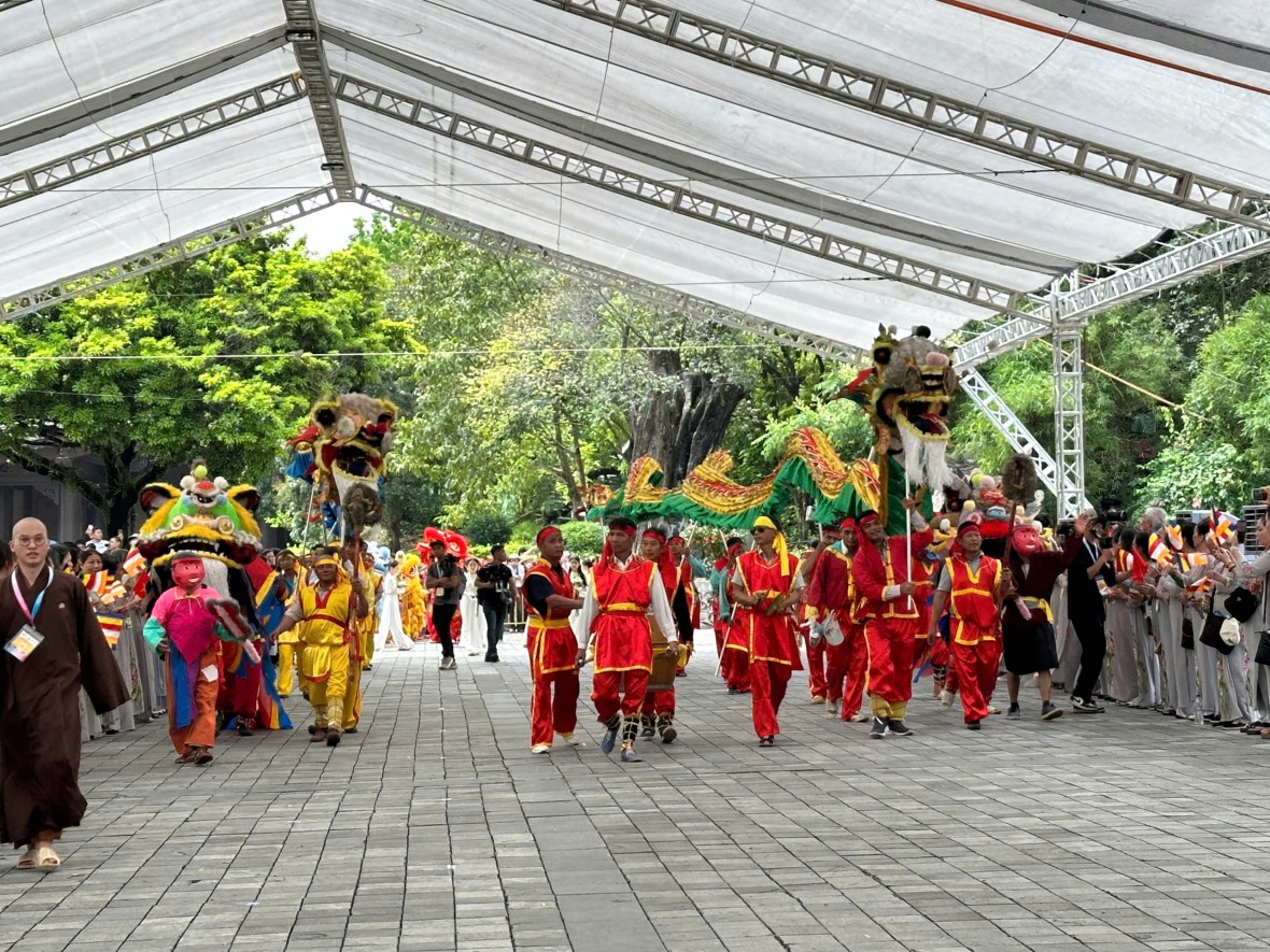 Dòng người tiếp tục đổ về nghinh cung, chiêm bái xá lợi Đức Phật tại chùa Tam Chúc