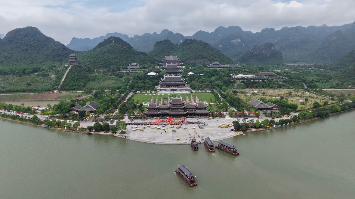 Dòng người tiếp tục đổ về nghinh cung, chiêm bái xá lợi Đức Phật tại chùa Tam Chúc