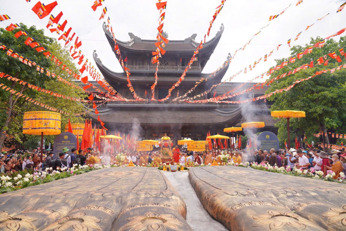 Dòng người tiếp tục đổ về nghinh cung, chiêm bái xá lợi Đức Phật tại chùa Tam Chúc