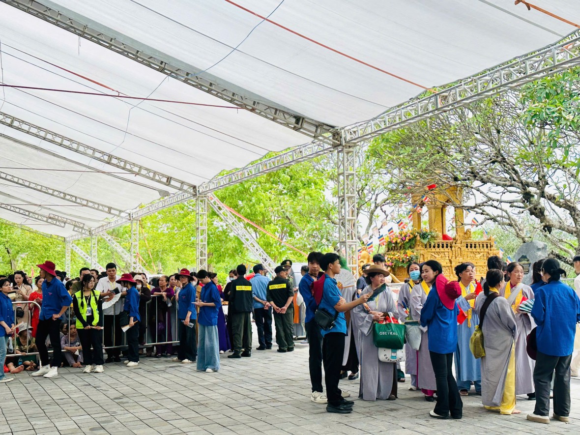 Dòng người tiếp tục đổ về nghinh cung, chiêm bái xá lợi Đức Phật tại chùa Tam Chúc