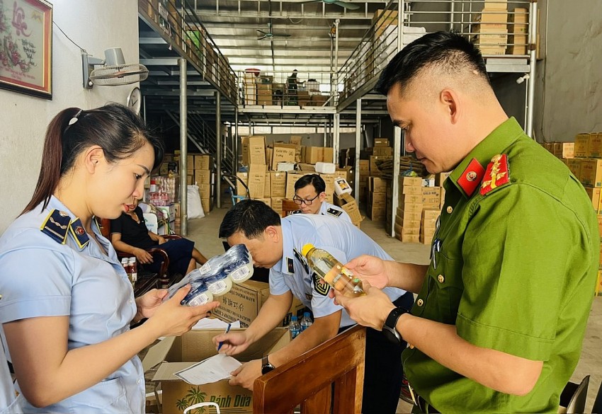 Lực lượng chức năng kiểm tra hộ kinh doanh Nguyễn Anh Minh (Ảnh: Hiếu Ánh).