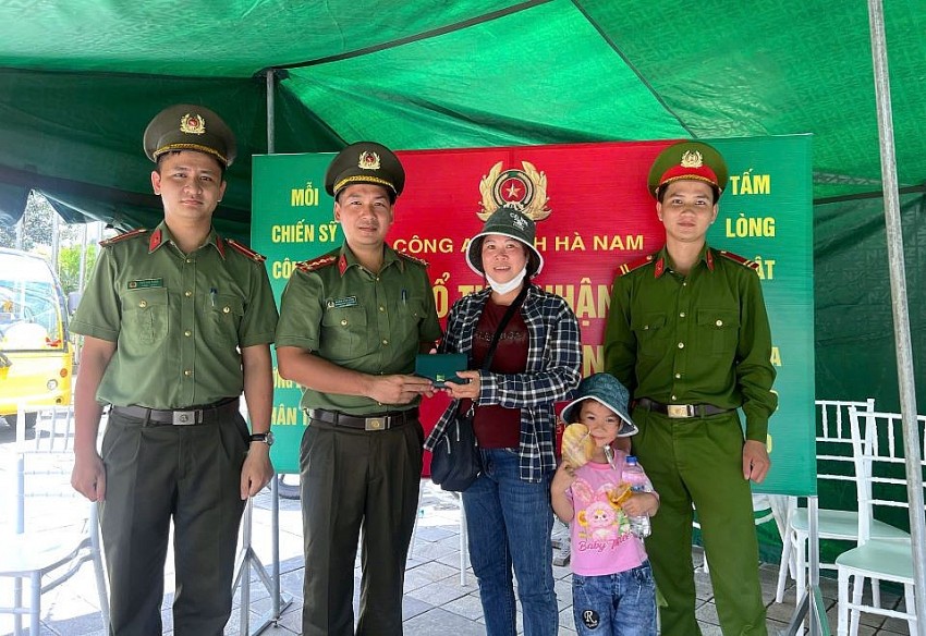 Cán bộ, chiến sĩ các tổ công tác tích cực tiếp nhận và nhanh chóng hỗ trợ người dân tìm lại đồ bị thất lạc.