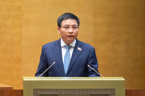 Bộ trưởng Tài chính Nguyễn Văn Thắng trình bày tờ trình của Chính phủ về việc giảm thuế giá trị gia tăng (Ảnh: Hồng Phong).