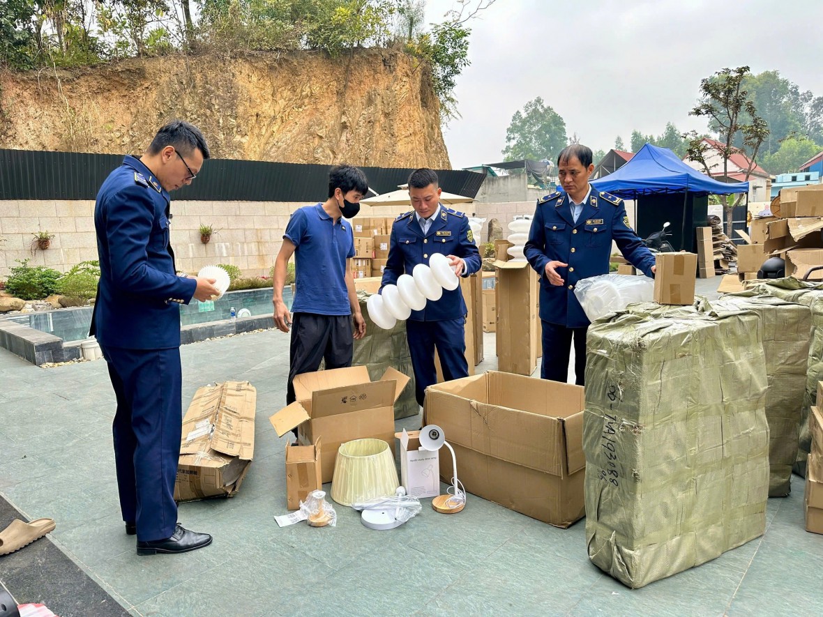 Cao điểm truy quét buôn lậu, hàng giả và xâm phạm sở hữu trí tuệ trên phạm vi toàn quốc Cao điểm truy quét buôn lậu, hàng giả và xâm phạm sở hữu trí tuệ trên phạm vi toàn quốc