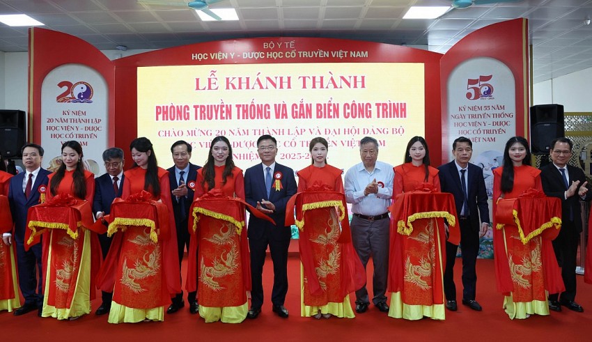 Phó Thủ tướng Lê Thành Long cắt băng khánh thành Phòng Truyền thống của Học viện Y-Dược học cổ truyền Việt Nam - Ảnh: VGP