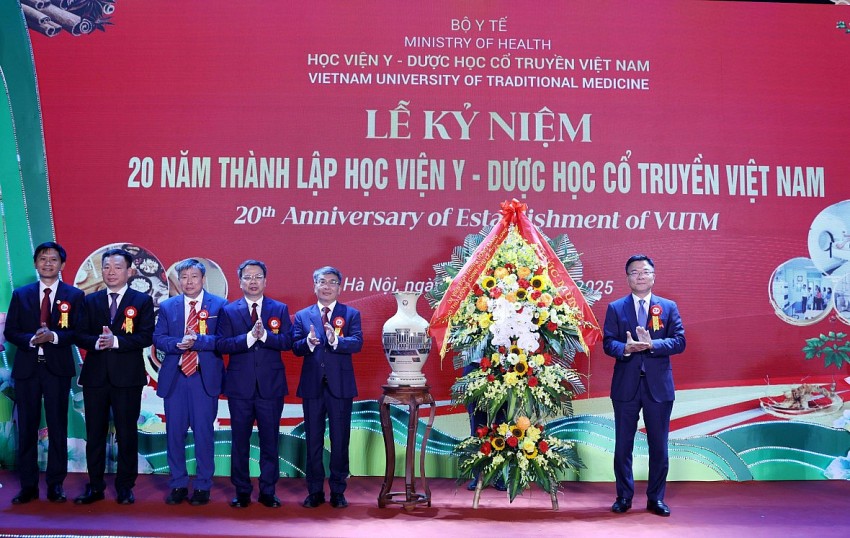 Phó Thủ tướng Lê Thành Long chúc mừng và biểu dương những thành tích xuất sắc mà các thế hệ thầy và trò của Học viện Y-Dược học cổ truyền Việt Nam đã đạt được - Ảnh: VGP