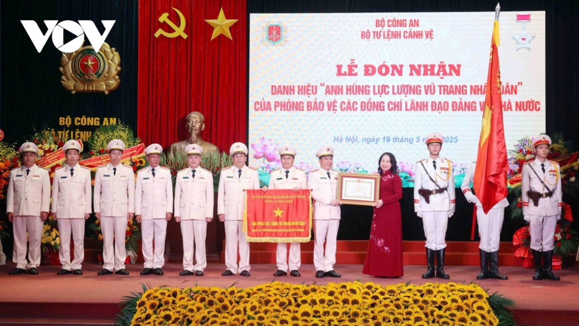 Phó Chủ tịch nước Võ Thị Ánh Xuân trao danh hiệu Anh hùng cho Phòng bảo vệ các lãnh đạo Đảng, Nhà nước
