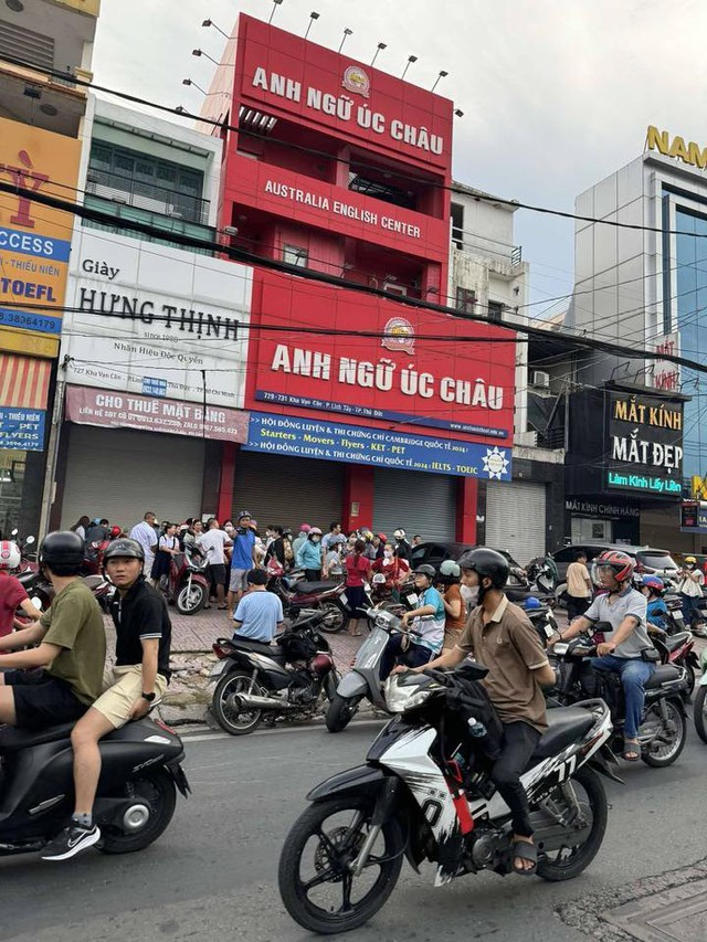 Nhiều phụ huynh tập trung trước trung tâm nhưng nơi này đã đóng cửa.