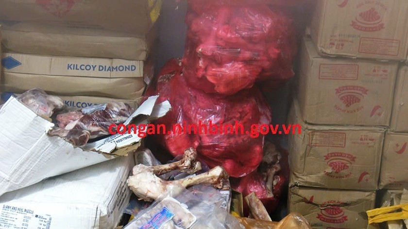 Gần 6,5 tấn thực phẩm đông lạnh gồm mỡ lợn, thịt lợn, thịt bò… không rõ xuất xứ được lực lượng chức năng phát hiện. (Ảnh: CANB)