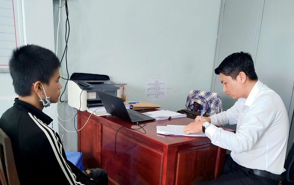 Ảnh minh họa Trợ giúp viên pháp lý làm việc với nghi can là người chưa thành niên trẻ em