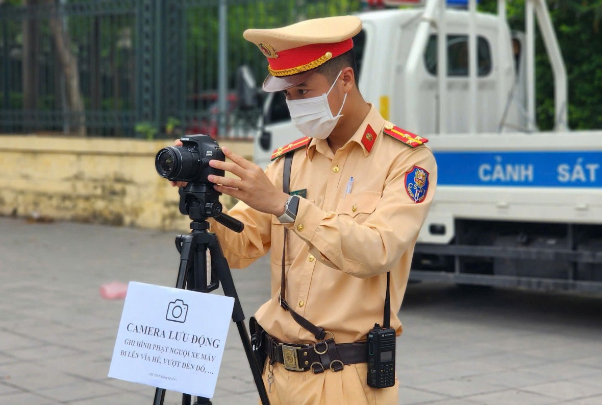 CSGT Hà Nội đặt máy quay ở ngã tư, ghi hình vi phạm