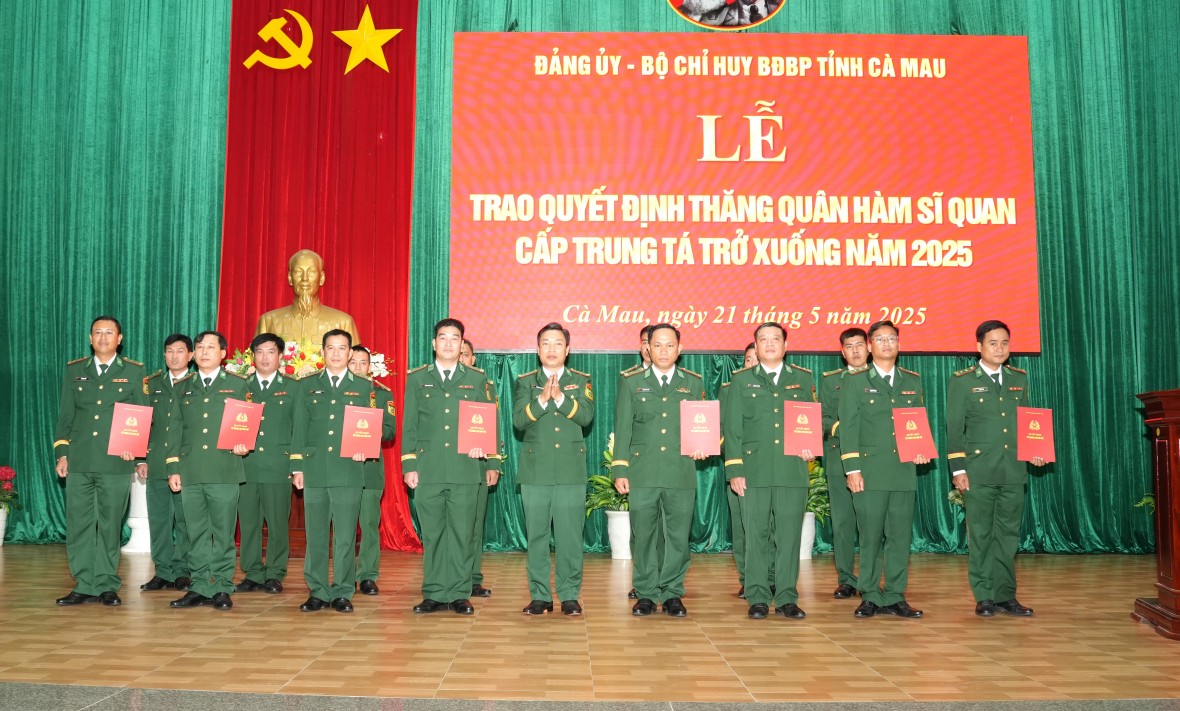 Nhiều sĩ quan BĐBP Cà Mau được thăng quân hàm