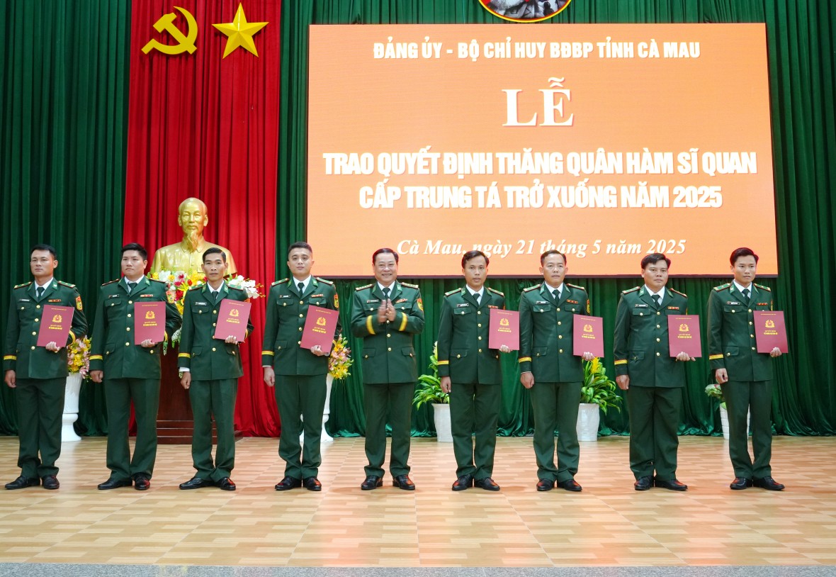 Nhiều sĩ quan BĐBP Cà Mau được thăng quân hàm