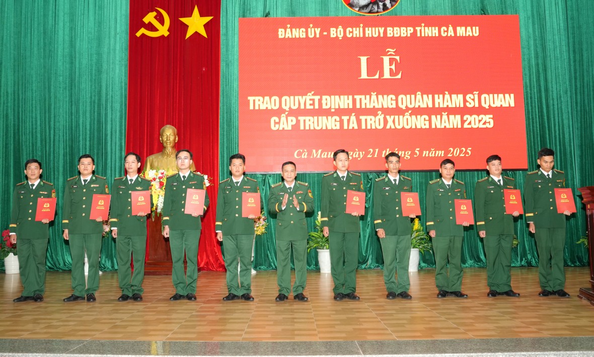 Nhiều sĩ quan BĐBP Cà Mau được thăng quân hàm