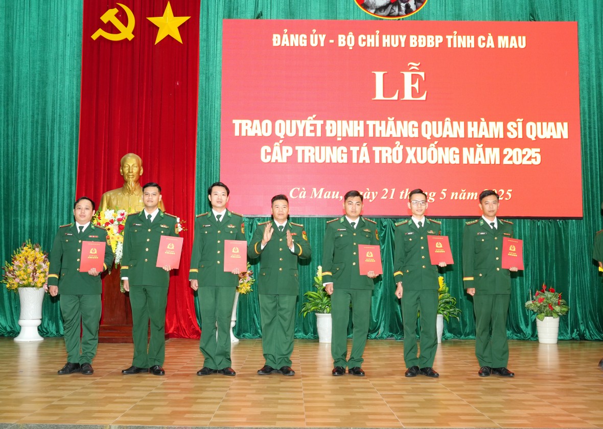 Nhiều sĩ quan BĐBP Cà Mau được thăng quân hàm