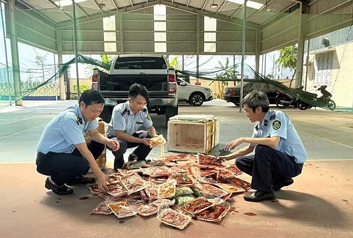 Gần 1 tạ thực phẩm không nguồn gốc bị lực lượng quản lý thị trường bắt giữ