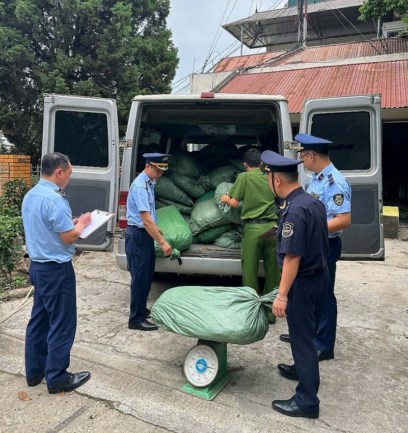 Tạm giữ gần 1,4 tấn nguyên liệu thuốc lá không rõ nguồn gốc xuất xứ