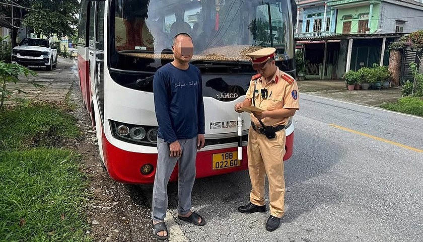 Tài xế ô tô khách chạy ngược chiều tốc độ cao giữa mưa lớn bị xử lý