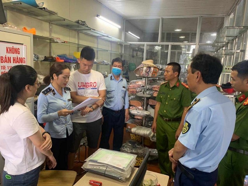 lực lượng Công an phối hợp kiểm tra một kho hàng hóa