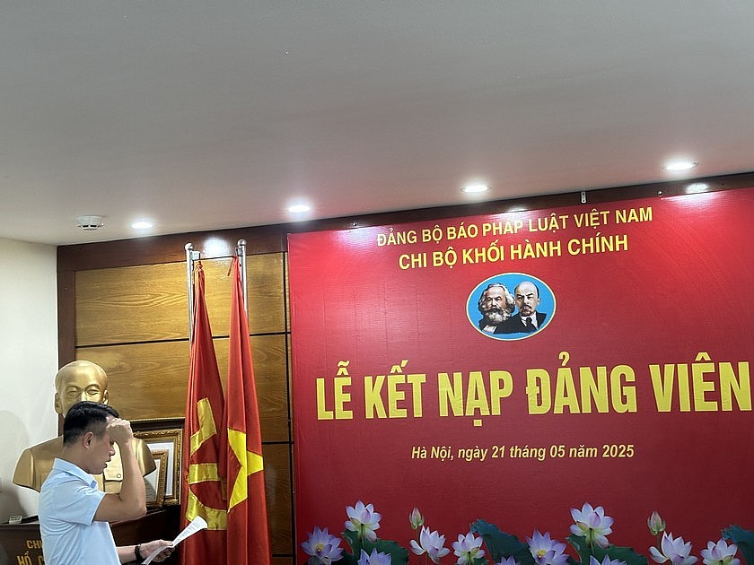 Đảng viên mới Lê Đình Quyết đọc lời tuyên thệ.