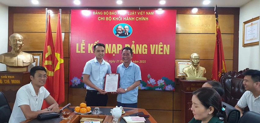 Đồng chí Vũ Hoài Nam - Bí thư Đảng ủy, Tổng Biên tập Báo Pháp luật Việt Nam trao quyết định kết nạp đảng viên cho đồng chí Lê Đình Quyết.