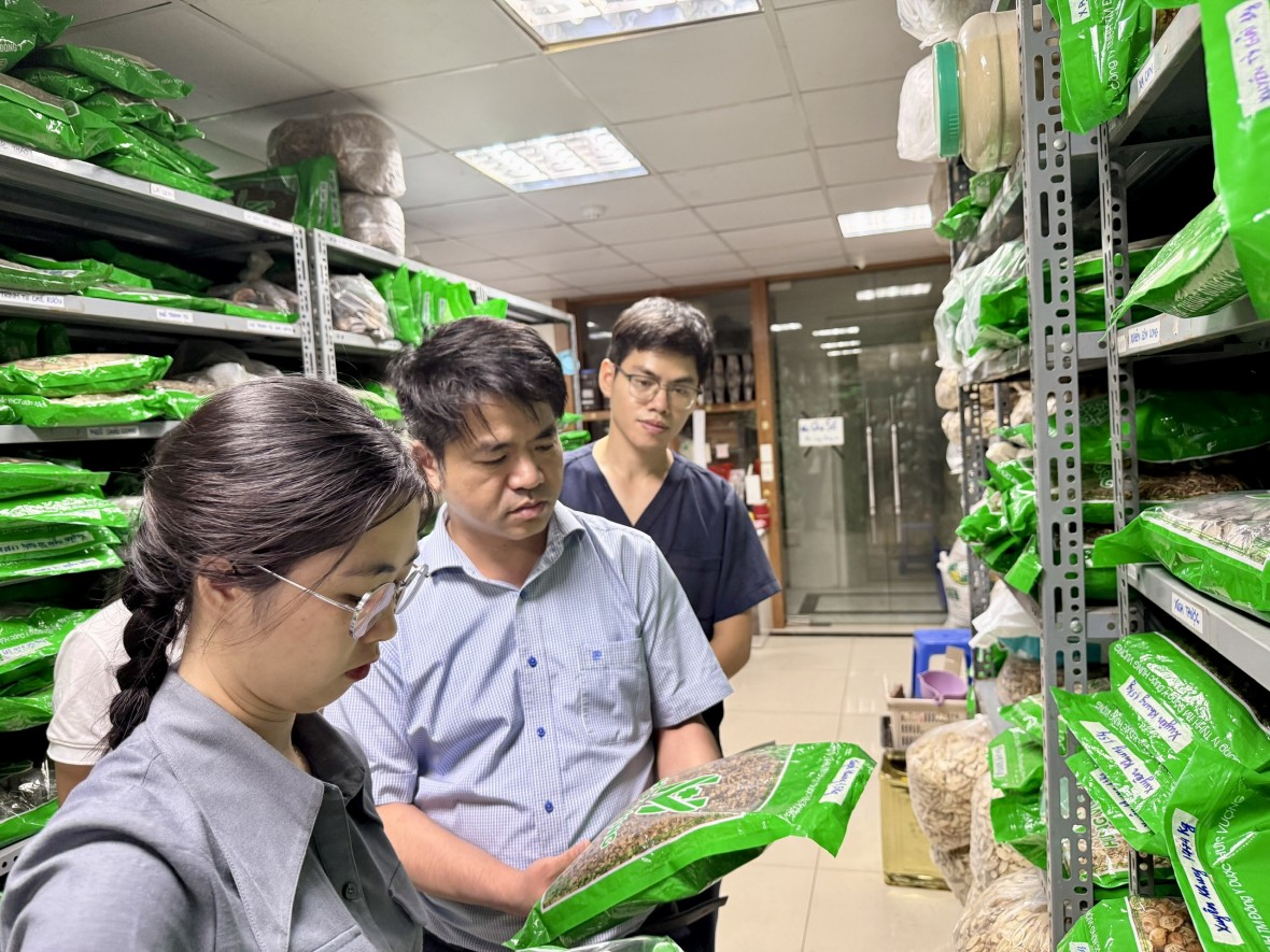 TS.DS Trần Minh Ngọc - Phó Cục trưởng Cục Quản lý Y, Dược cổ truyền - Trưởng đoàn kiểm tra của Cục Quản lý Y, Dược cổ truyền kiểm tra tại Phòng khám chuyên khoa Y học cổ truyền Quốc Y Đường ở Hà Nội chiều 21/5. (Ảnh: Bộ Y tế)