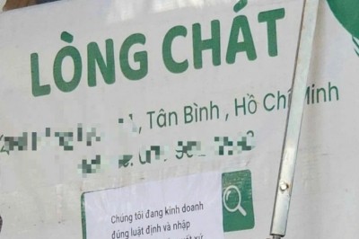 Một bảng thông báo từng được dán trước quán Lòng Chát cơ sở TPHCM