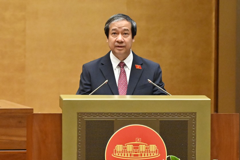 Bộ trưởng Bộ Gi&aacute;o dục v&agrave; đ&agrave;o tạo Nguyễn Kim Sơn tr&igrave;nh b&agrave;y tờ tr&igrave;nh tại phi&ecirc;n họp.