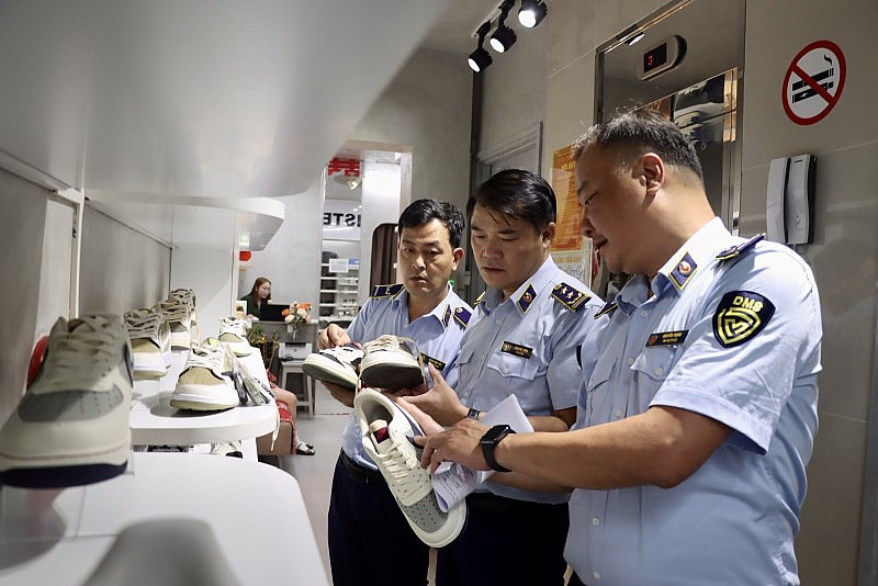 Lực lượng quản lý thị trường kiểm tra hàng hóa vi phạm tại một cửa hàng trên địa bàn thành phố Đà Nẵng. Lực lượng quản lý thị trường kiểm tra hàng hóa vi phạm tại một cửa hàng trên địa bàn thành phố Đà Nẵng.