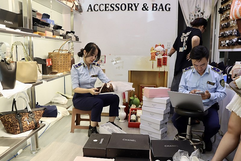 Đoàn kiểm tra giám sát tại CoCo Accessory & Bag (144 Trần Phú). Đoàn kiểm tra giám sát tại CoCo Accessory & Bag (144 Trần Phú).