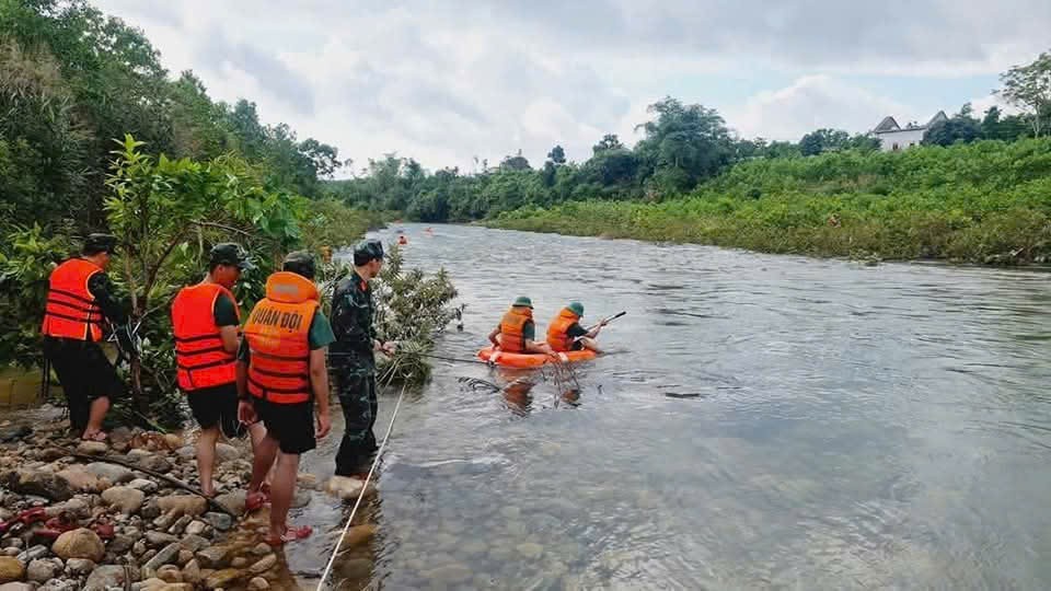 Hơn 1.000 người xuyên đêm tìm kiếm 2 nạn nhân mất tích trong vụ 7 học sinh bị lũ cuốn