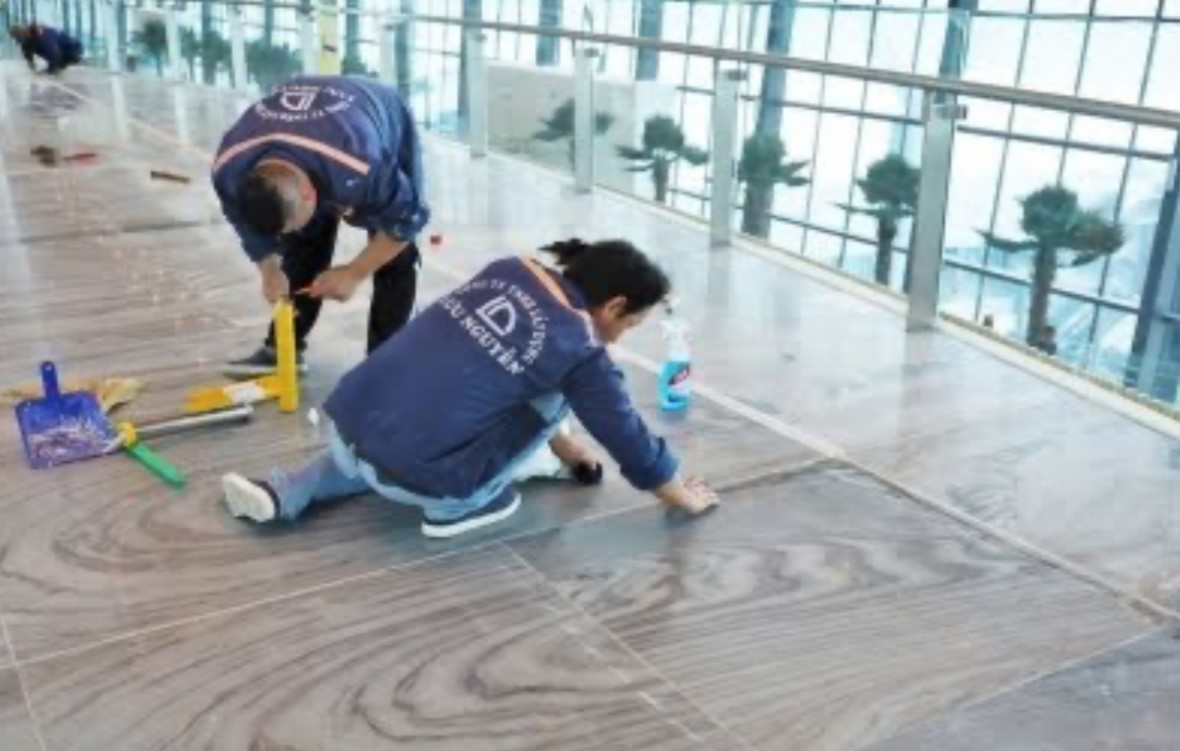 Công nhân hoàn thiện mạch nền đá nhà ga T3 Tân Sơn Nhất.