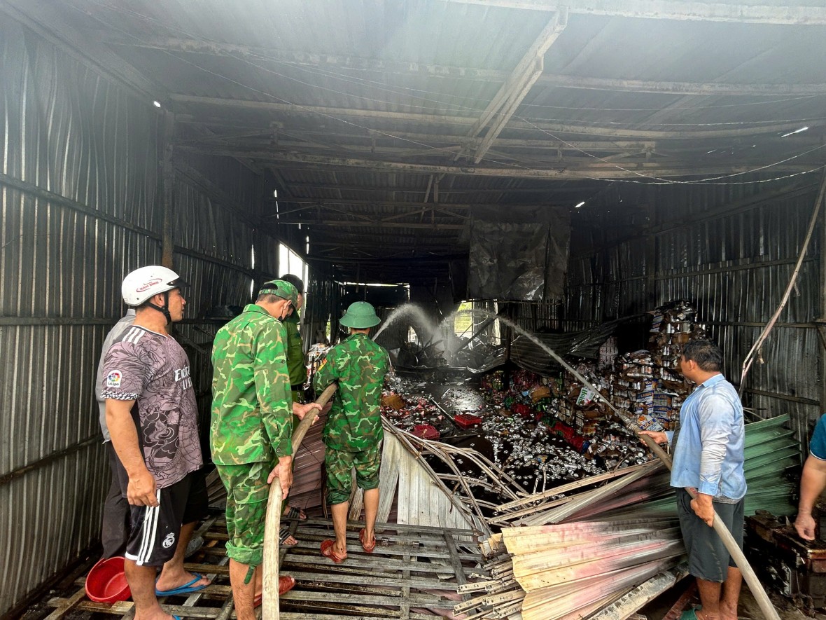 Cà Mau: Đồn Biên phòng Khánh Hội giúp người dân chữa cháy nhà