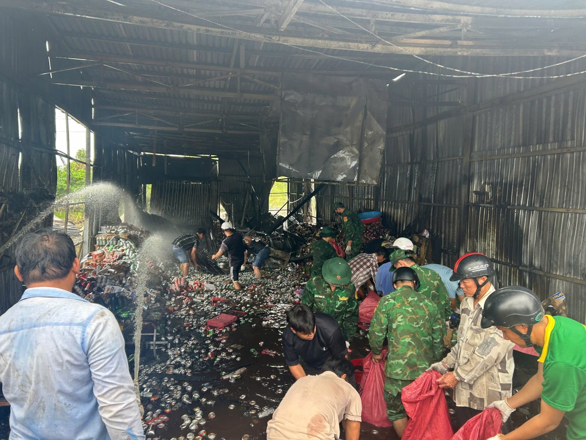 Cà Mau: Đồn Biên phòng Khánh Hội giúp người dân chữa cháy nhà