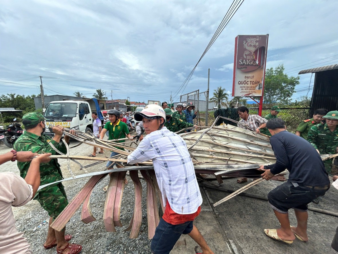 Cà Mau: Đồn Biên phòng Khánh Hội giúp người dân chữa cháy nhà