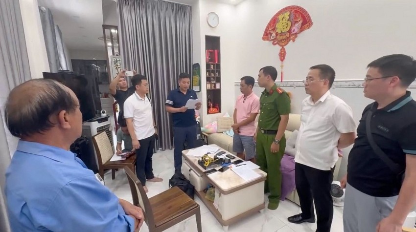 Cơ quan công an thi hành lệnh khám xét khẩn cấp chỗ ở của Tất Văn Hào.