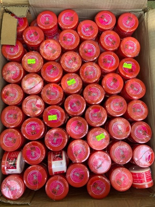 Số lượng kem dưỡng da không rõ nguồn gốc. Số lượng kem dưỡng da không rõ nguồn gốc.