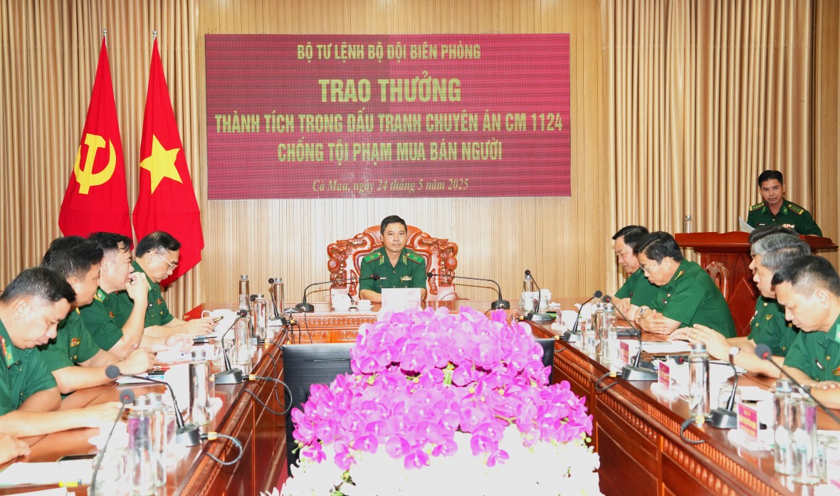 Bộ Tư lệnh BĐBP trao thưởng cho Biên phòng Cà Mau trong đấu tranh chống mua bán người