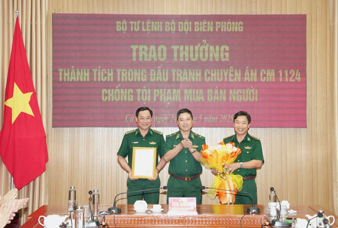 Bộ Tư lệnh BĐBP trao thưởng cho Biên phòng Cà Mau trong đấu tranh chống mua bán người
