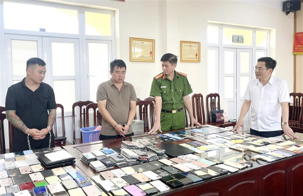 Lãnh đạo Công an tỉnh Hà Nam trực tiếp đấu tranh với 2 đối tượng Nguyễn Văn Hùng, Nguyễn Duy Phương - Ảnh Công an Hà Nam.