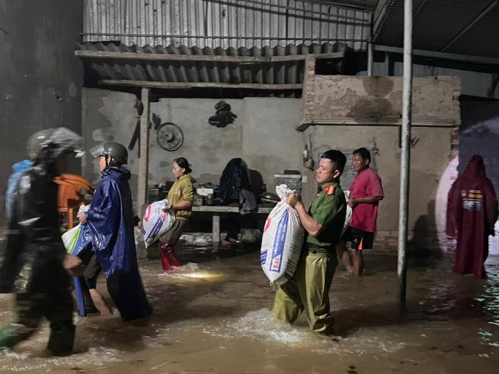 Công an Hà Tĩnh “xuyên đêm” hỗ trợ sơ tán dân và tài sản