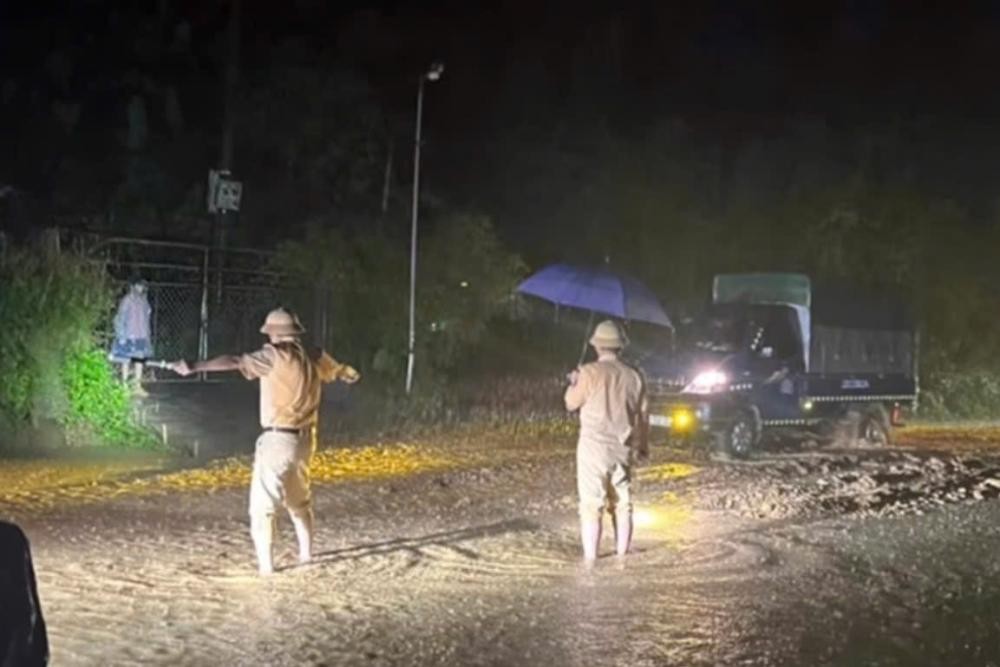 Công an Hà Tĩnh “xuyên đêm” hỗ trợ sơ tán dân và tài sản