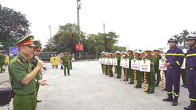 Thượng tá Nguyễn Lê Cường – Phó Trưởng phòng Cảnh sát PCCC và CNCH chỉ đạo các đơn vị diễu hành tại buổi hợp luyện.