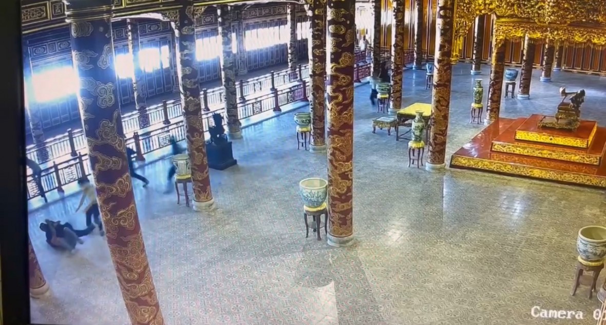 Lực lượng chức năng khống chế Hồ Văn Phương Tâm Lực lượng chức năng khống chế Hồ Văn Phương Tâm