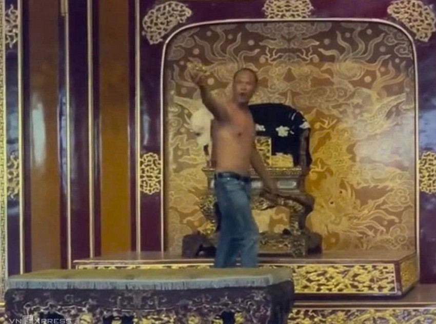 Hồ Văn Phương Tâm ở trần, có biểu hiện bất thường sau khi bẻ gãy ngai vàng triều Nguyễn