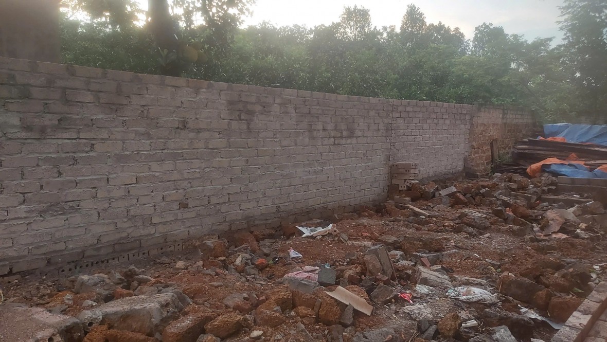 1 ảnh chú thích là Bức tường gia đình ông Hổng xây dựng dẫn đến phát sinh tranh chấp 1 ảnh chú thích là Bức tường gia đình ông Hổng xây dựng dẫn đến phát sinh tranh chấp