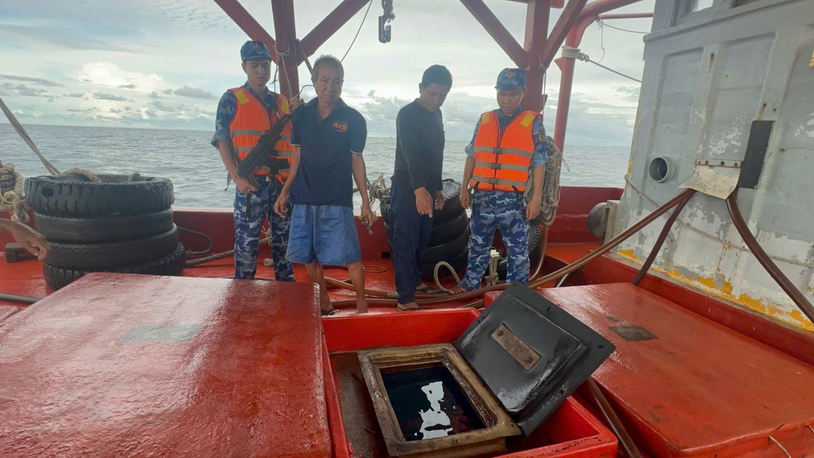 Bộ Tư lệnh Vùng Cảnh sát biển 4 lại phát hiện khoảng 60 ngàn lít dầu D.O trái phép