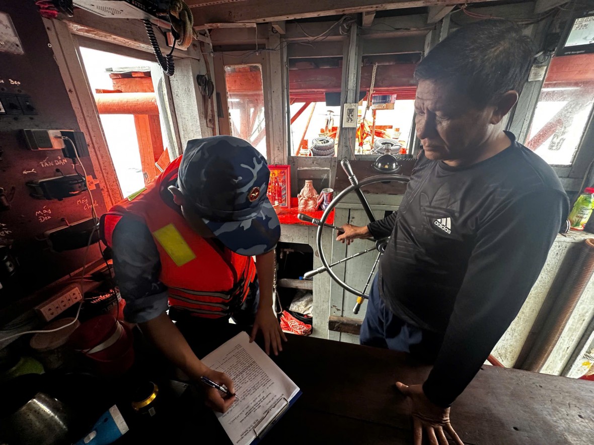 Bộ Tư lệnh Vùng Cảnh sát biển 4 lại phát hiện khoảng 60 ngàn lít dầu D.O trái phép